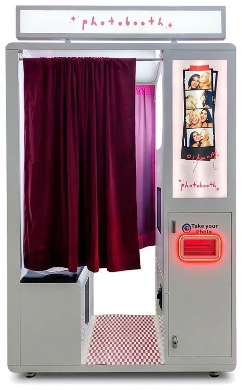 Professionele fotobooth, vooraanzicht met verlichte bovenbalk, gordijn en foto-uitgifte